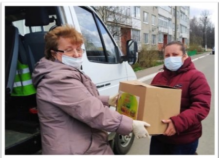 Специалисты УСС продолжают развозить продуктовые продукты от губернатора Московской области нуждающимся семьям.