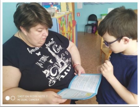 Специалисты отделения диагностики и социальной реабилитации оказывают помощь детям школьного возраста в выполнении домашнего задания.