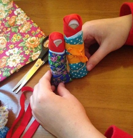 Психолог отделения помощи женщинам Польская И.В. провела куклотеропию "Кукла пеленашка" или "Младеньчик" с получателем социальных услуг в социальной гостинице.