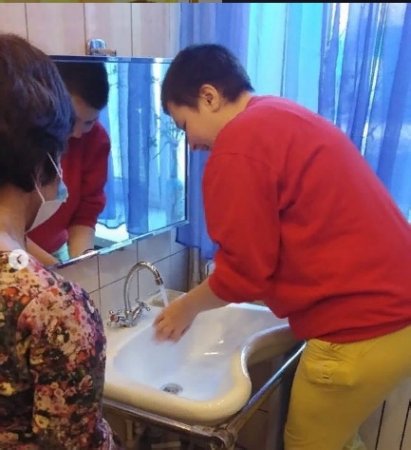 15 октября Всемирный день мытья рук. Специалист по работе с семьей отделения помощи женщинам Немакина О. Ф. с получательницей социальных услуг социальной гостиницы повторили как правильно необходимо мыть руки!