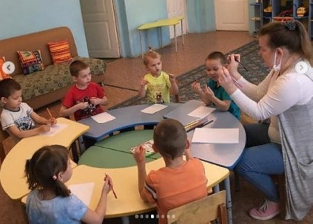 Психолог отделения диагностики и социальной реабилитации Климанова С.А. проводит групповое с детьми дошкольного возраста.