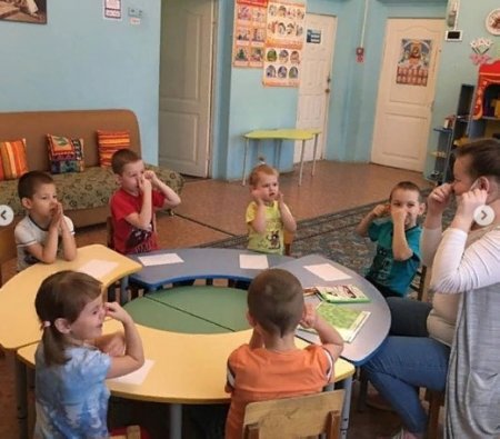 Психолог отделения диагностики и социальной реабилитации Климанова С.А. проводит групповое с детьми дошкольного возраста.