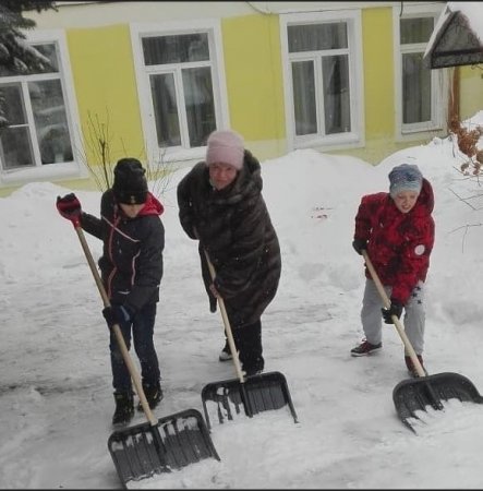 Сотрудники и воспитанники Учреждения дружным коллективом вышли на уборку снега.