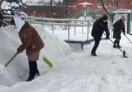 Сотрудники и воспитанники Учреждения дружным коллективом вышли на уборку снега.