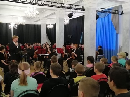 Воспитанники Центра "Альбатрос" посетили праздничный концерт Ступинского симфонического оркестра ко Дню Защиты детей, показ спектакля «Петя и волк» .
