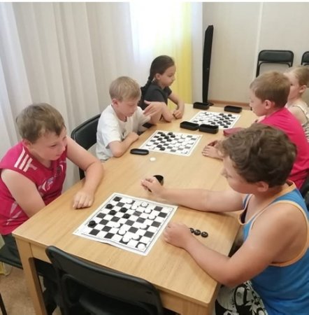 Воспитанники отделения диагностики и социальной реабилитации(полустационарной формы обслуживания) стали участники шашечного турнира.