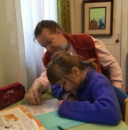 Психолог отделения диагностики и социальной реабилитации Климанова С.А. оказывает помощь в выполнении домашних заданий детям дошкольного возраста.