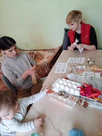 В отделение помощи женщинам  прошел мастер класс по изготовление народной игровой куклы Зайчик на пальчик.