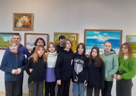 В дни школьных каникул в рамках года культурного наследия народов россии  ребята посетили художественную галерею "Ника"