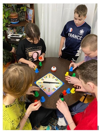 Настольная игра « Кто быстрее» Коллективные игры учат детей общаться, внимательно относится друг к другу.