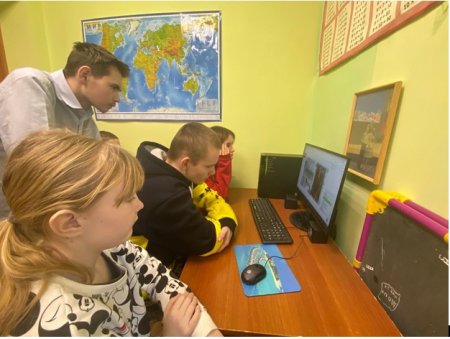 Воспитанники Службы комплексной помощи детям  прослушали вебинар .  Оксана Мельникова  рассказала детям о креативе и самореализации творческого человека в современном мире.