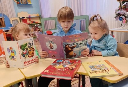 В рамках проекта "Хорошая книга - наш друг" в семейной группе "Искорки " прошло занятие "Как хорошо уметь читать!"
