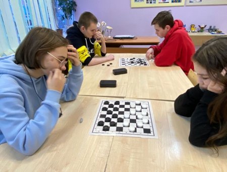 Игра в шашки развивает память, сообразительность , мышление. Наши воспитанники регулярно посещают занятие «Шашки»