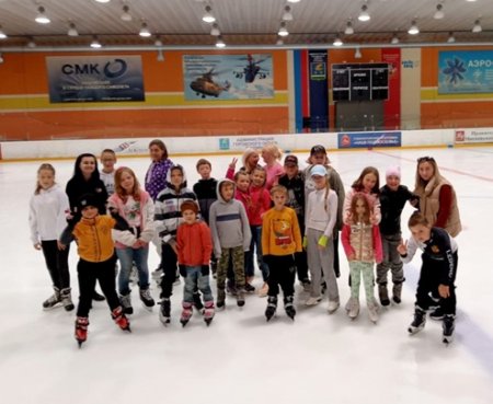 Сегодня дети с удовольствием покатались на коньках в Ледовом дворце.