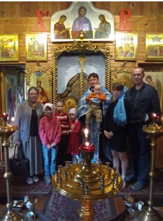 В рамках духовно-нравственного воспитания наши ребята регулярно посещают Храм. Протоиерей отец Дмитрий проводит обряд "Крещения"