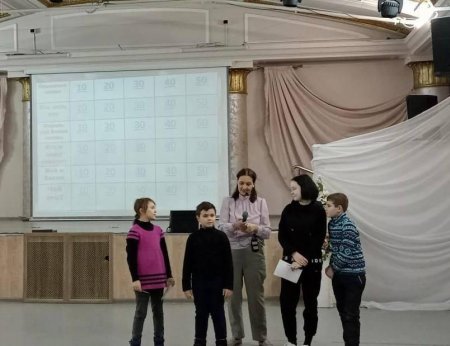 Сегодня в ДК "Металлург" проведено мероприятие, в честь И.А. Крылова. Дети отвечали на вопросы викторины и вспомнили басни.